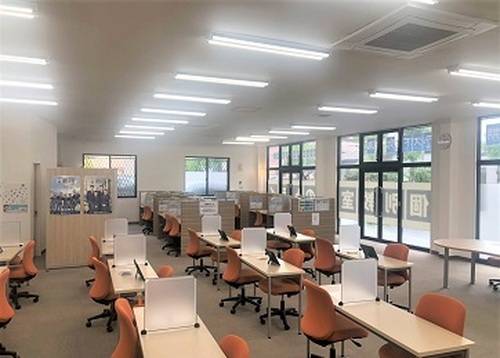 明るく清潔感のある空間で、生徒の様子が一目で見渡せます。