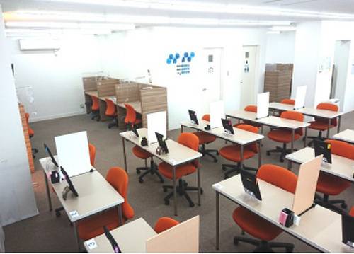 明るく清潔感のある空間で、生徒の様子が一目で見渡せます。