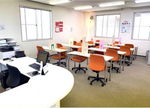 明るく清潔感のある空間で、生徒さんの様子が一目で見渡せます。