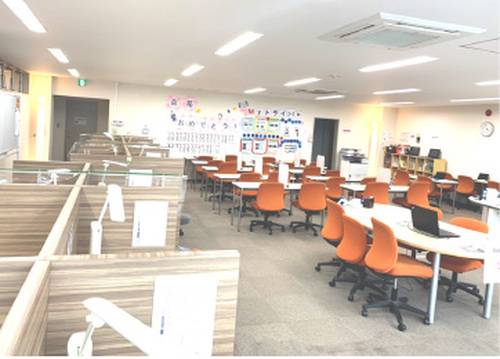 明るく清潔感のある空間で、生徒の様子が一目で見渡せます。