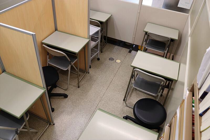 一人ひとり区切られた個別授業スペース