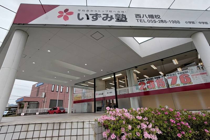 通りに面しており目立つ建物です