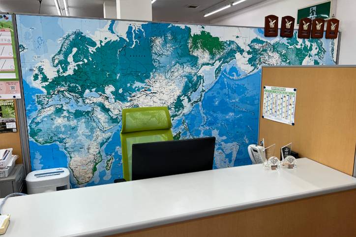 入口すぐに受付がございます