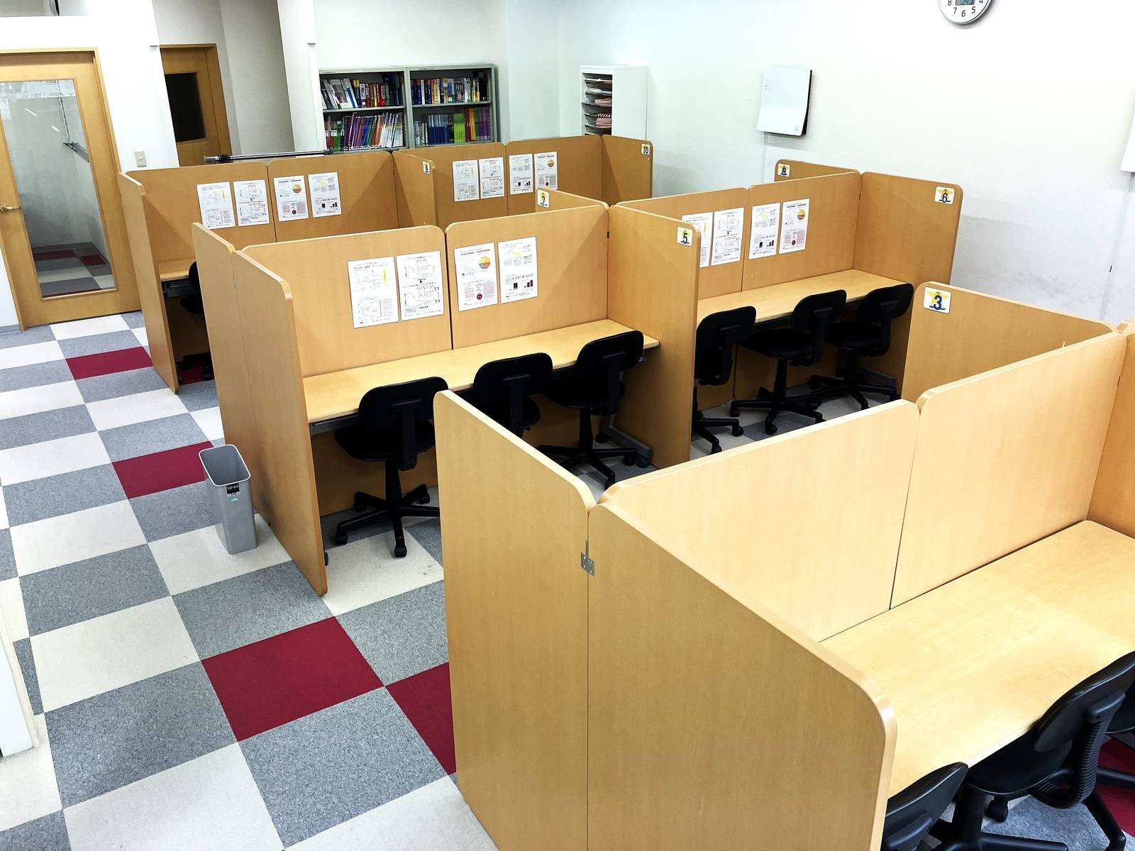 【指導スペース】真ん中に先生が座り、隣にお子さまが座る｢つきっきり｣の授業で、疑問点を直ぐ解消!!