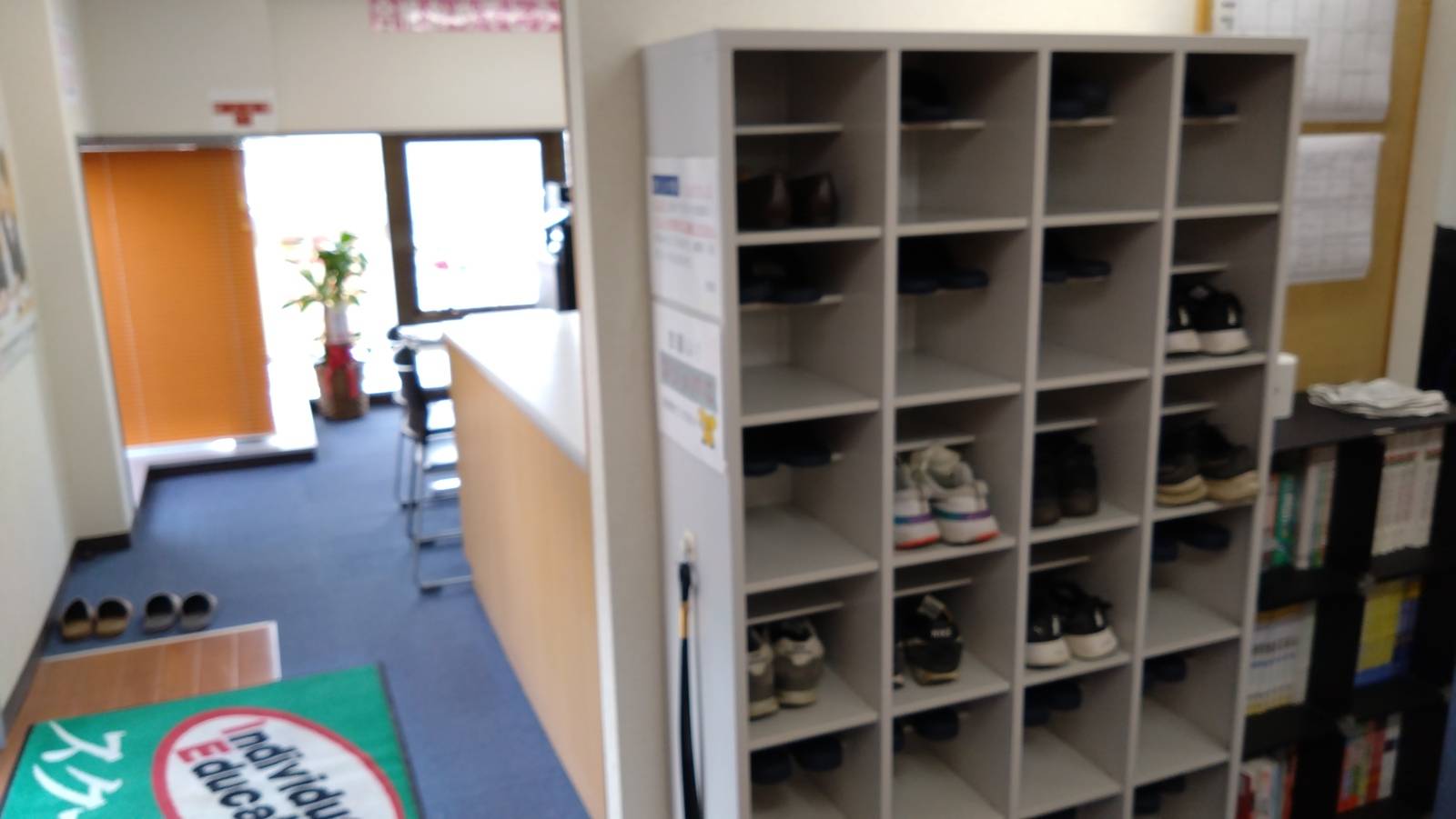 教室に入ったらスリッパに履き替えます。