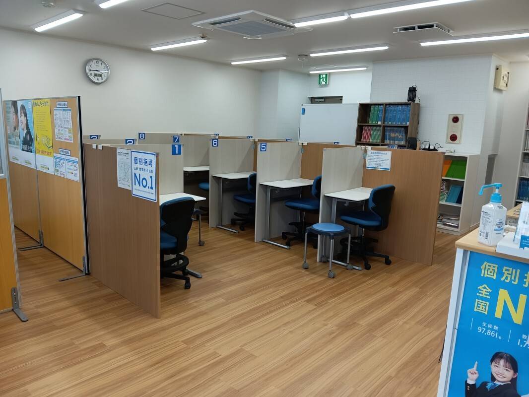 教室の内観です。自習席も設けております。