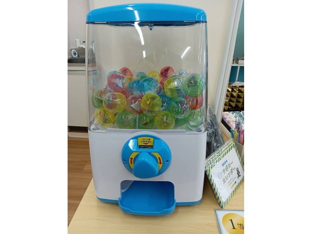 ガチャガチャを設置しています。外れなしで文房具をお渡しします