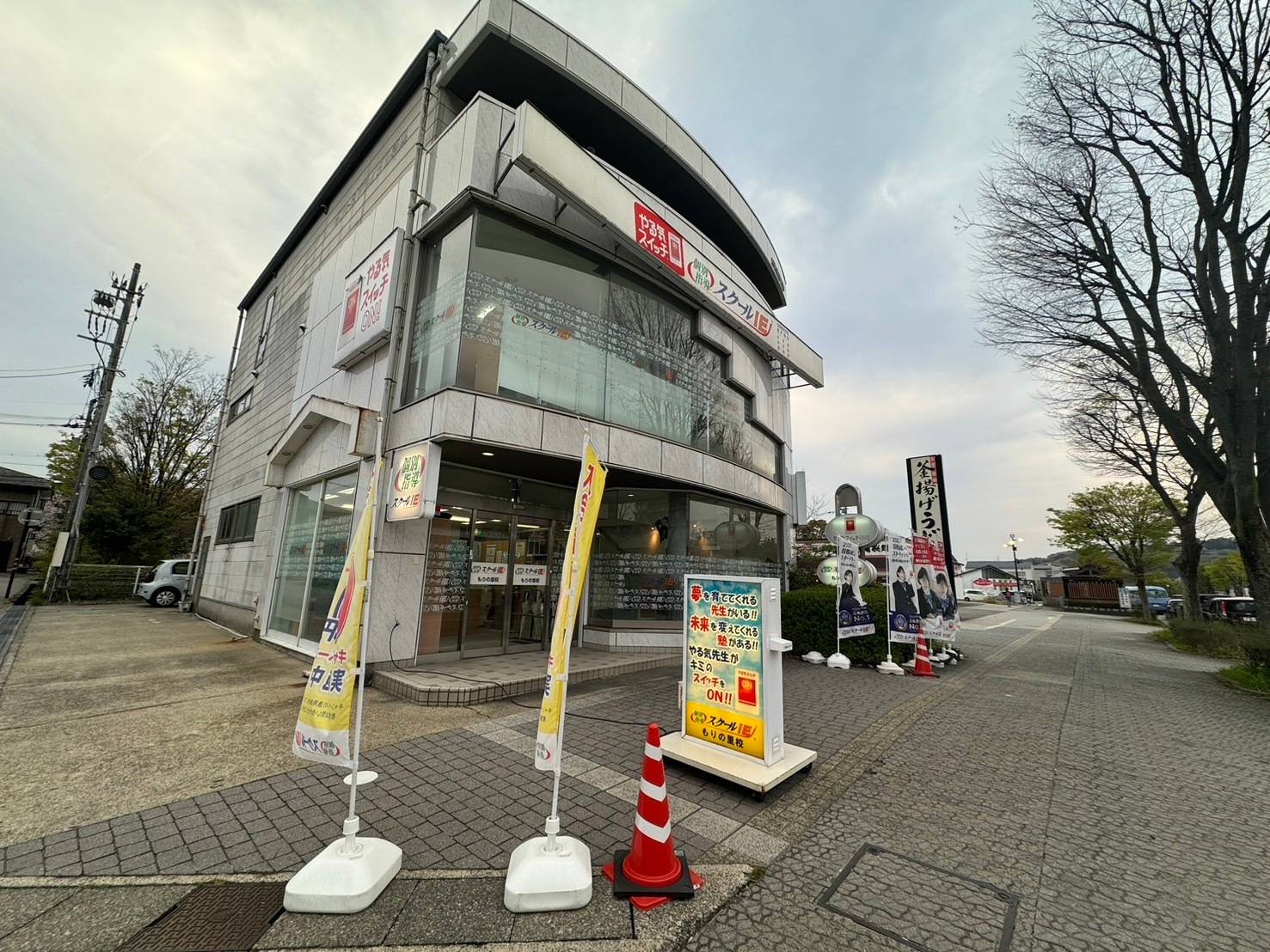 丸亀製麺さんとソフトバンクさんの間にあります。