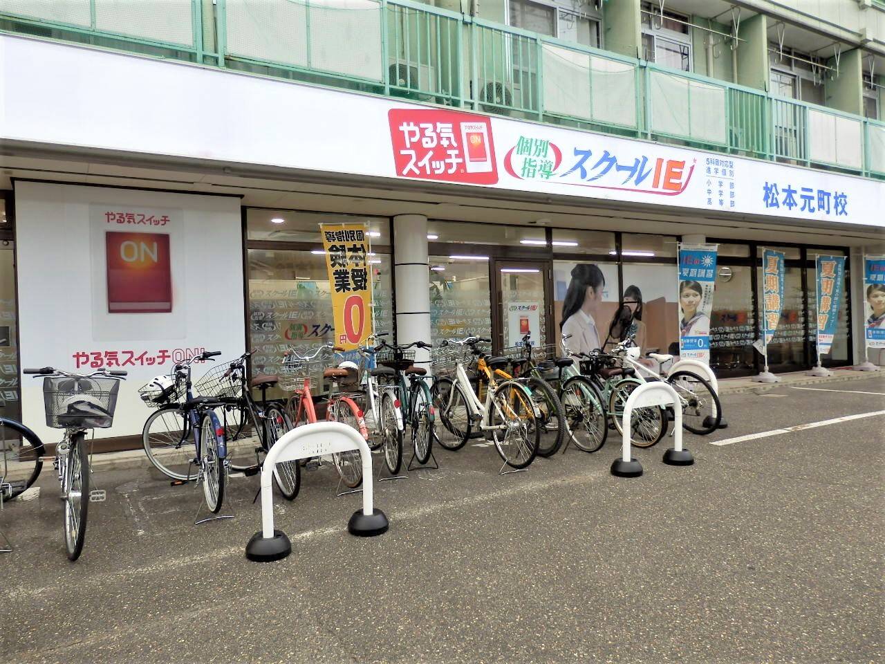 教室目の前に、専用駐輪場と、専用駐車場があります。