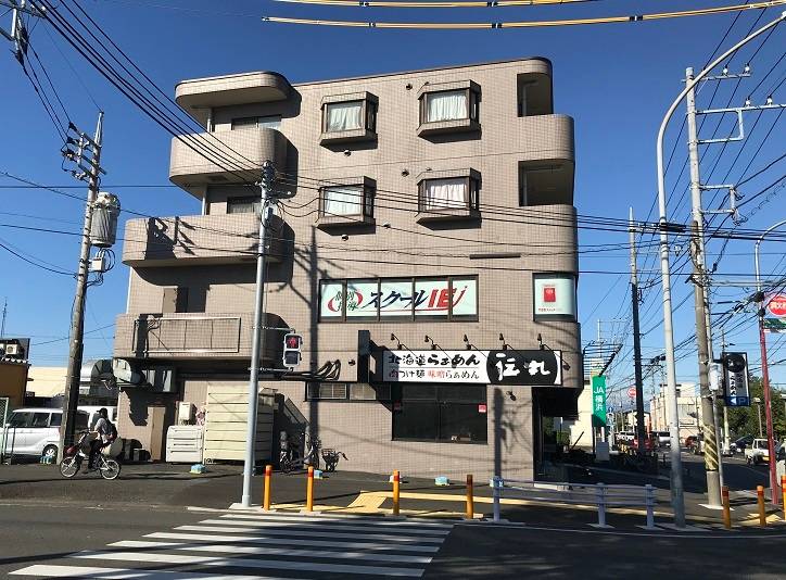 岡津町交差点に面した2階の教室です。