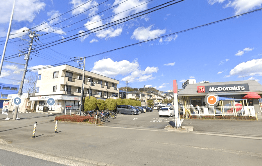 国道412号線沿い。広々とした「駐車場」・「駐輪場」完備です！