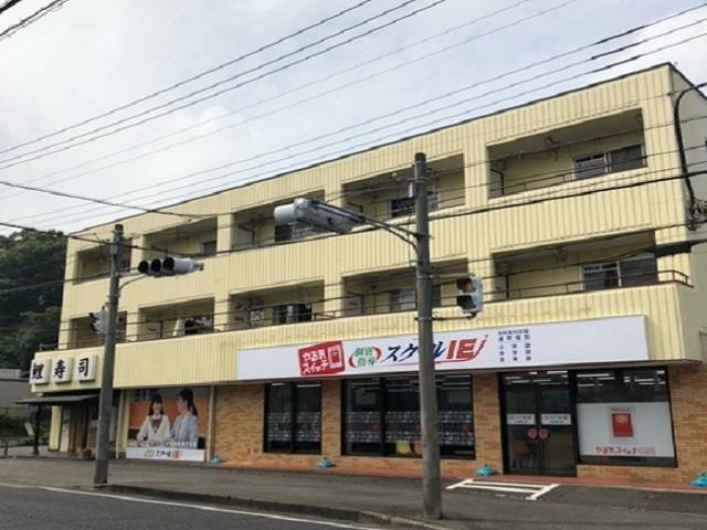 バス停1分、セブンイレブンさんの隣りです。