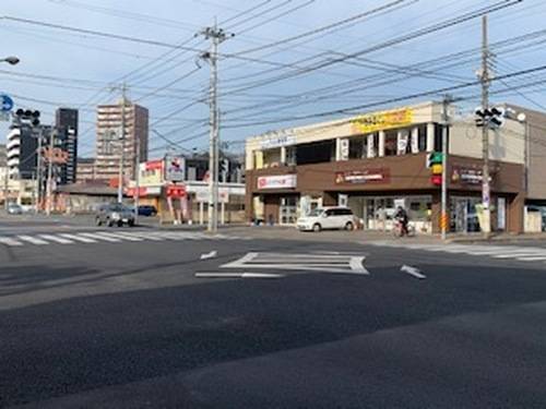 大曽2丁目交差点の外観です。カルナ大曽店さんのはす向かいにございます。