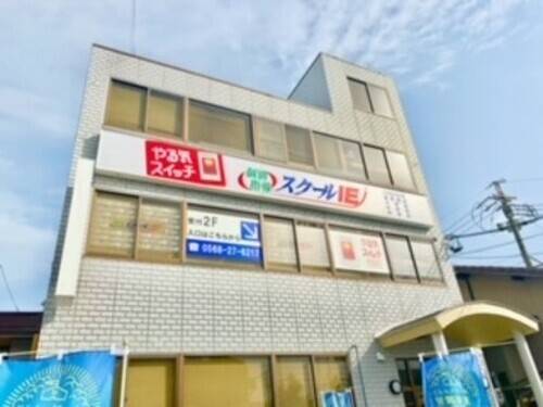 ビルの2Fが受付です。ビル横にスクールIE春日井大手校専用駐車場が2台分ございます。
