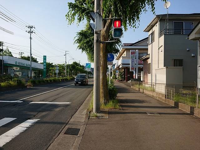 仙台銀行松陵支店さまの向かい側です！まっすぐ行くとヤマザワ松陵店さまがある通りに面しています。