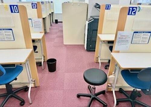 授業は区切られた席で集中して受ける事ができます。