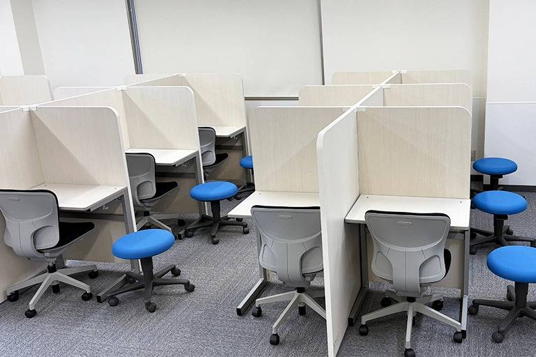 お子さまが集中して学習できる環境を用意してお待ちしています。