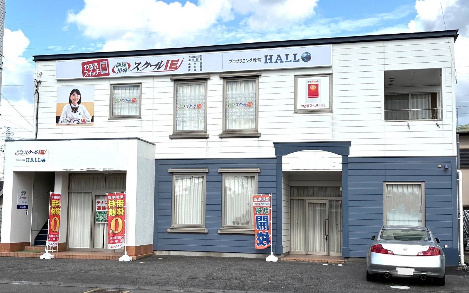 向かって左側の階段を昇り、2階になります