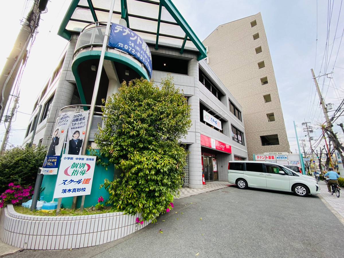 高瀬川通りに面し、「真砂一丁目」 バス停すぐ！