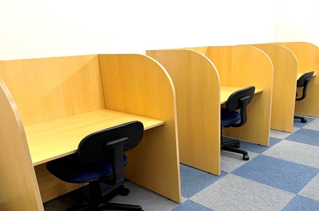 自習室は１つ１つが区切られた机も使用しています！