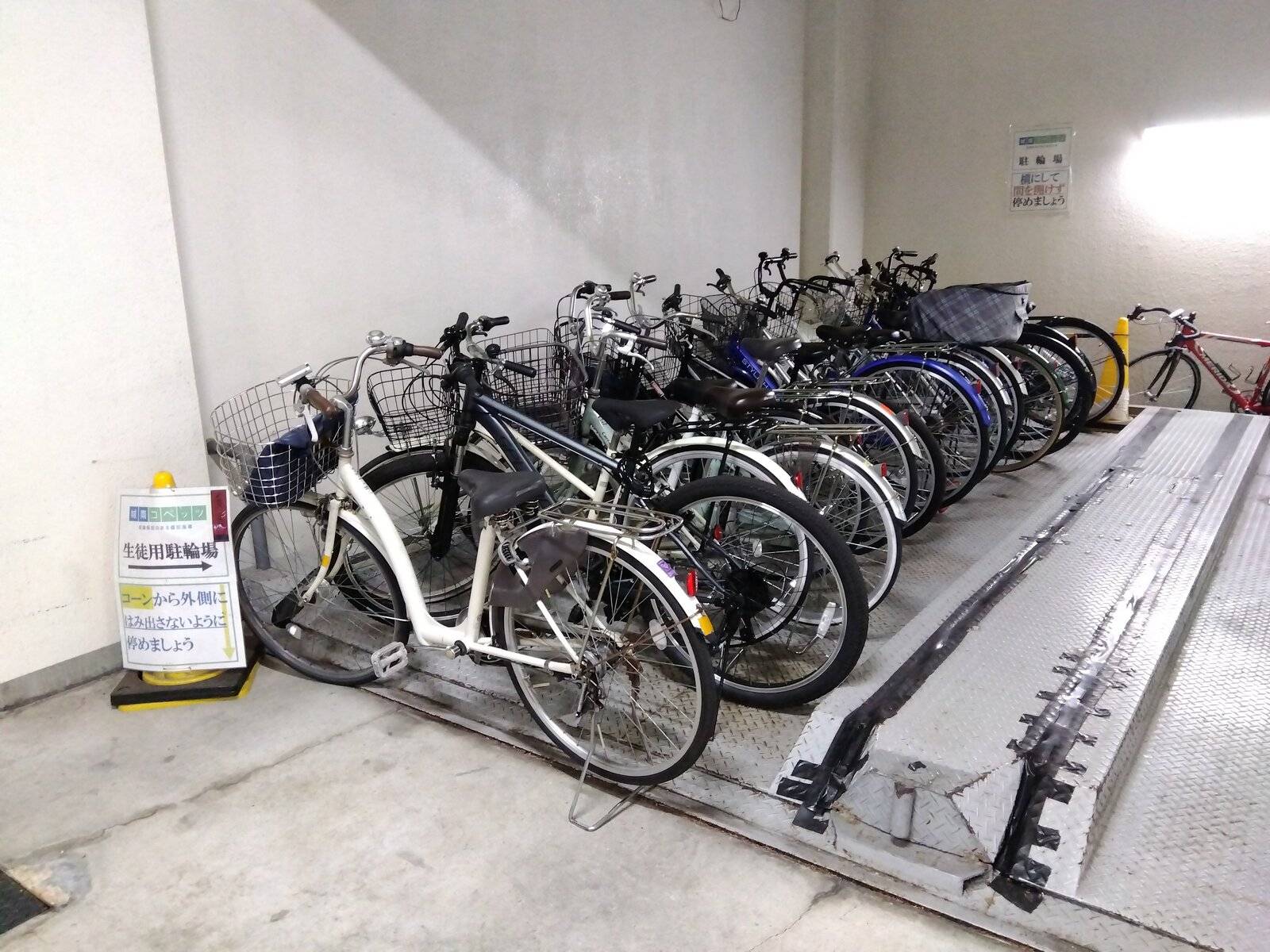 ご来校の際は、専用駐輪場をご利用ください。車でのご来校はご遠慮いただいております。