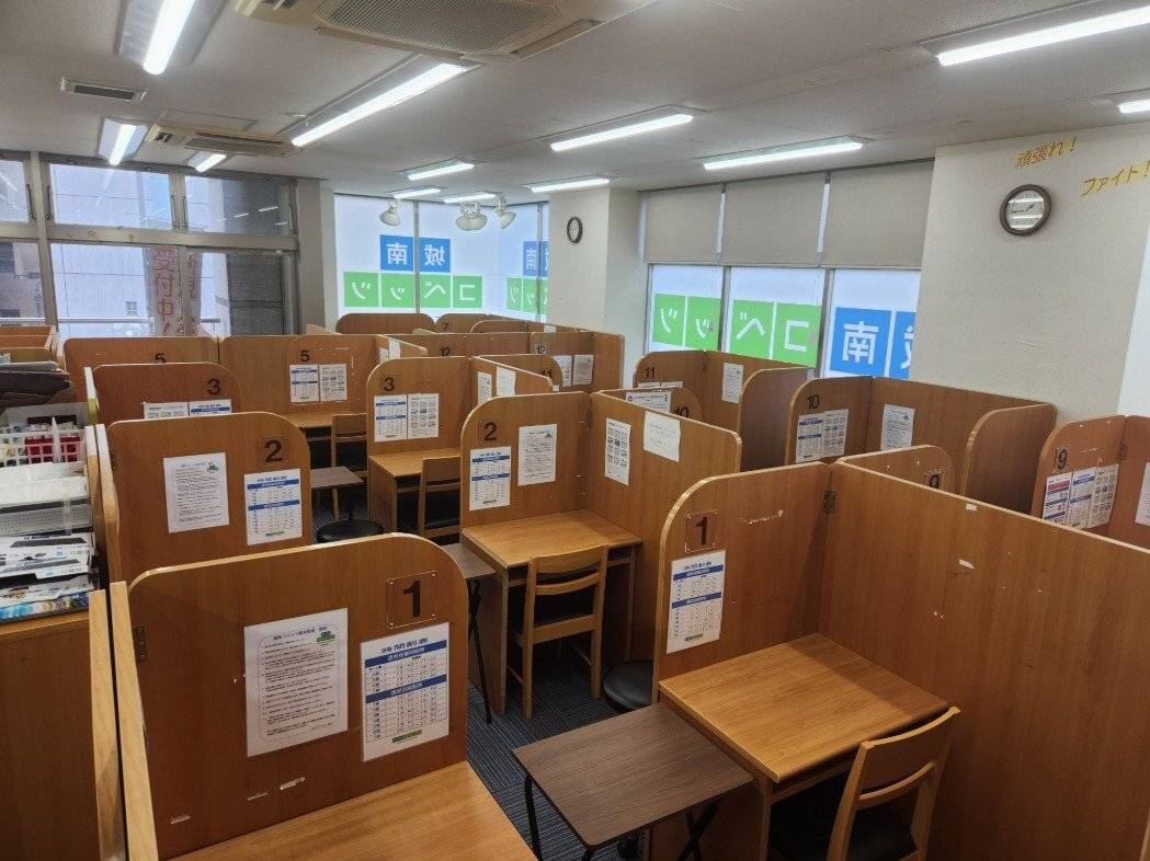 広い授業ブースです。奥には自習専用ﾌﾞｰｽが15席あります。