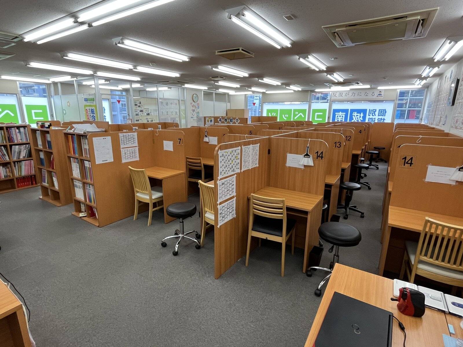 広々とした明るく綺麗な教室です。席数なんと50席！すべてブース型で自習席も充実しています！