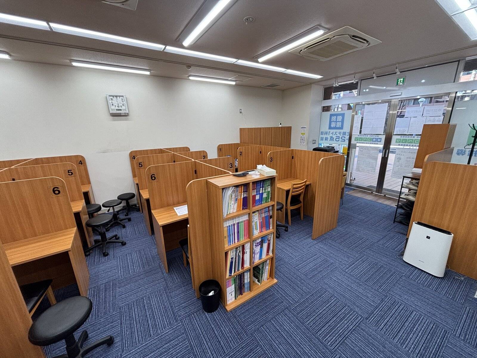 周囲が気にならないパーソナルスペースのある個別指導です。