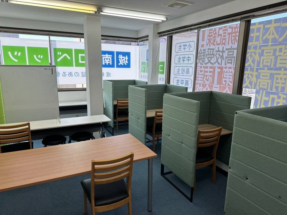 2階は自習室となっています。質問対応はいつでもOK！定期テストや入試直前には勉強会も実施しています！