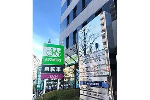 教室はこちらの建物の3階。西葛西駅から徒歩3分で、大きな通りに面した通いやすい立地です。