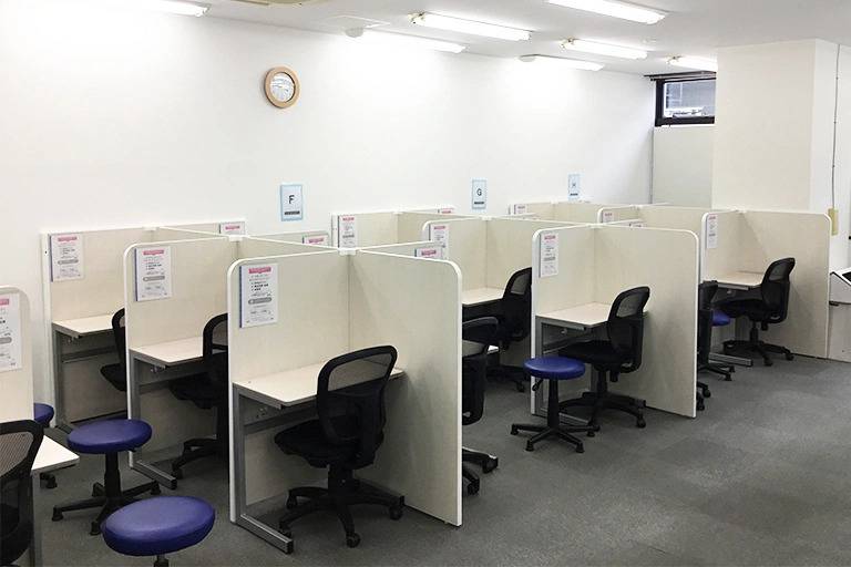 お子さまが集中して学習できる環境を用意してお待ちしています。