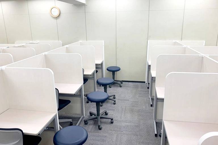 お子さまが集中して学習できる環境を用意してお待ちしています。