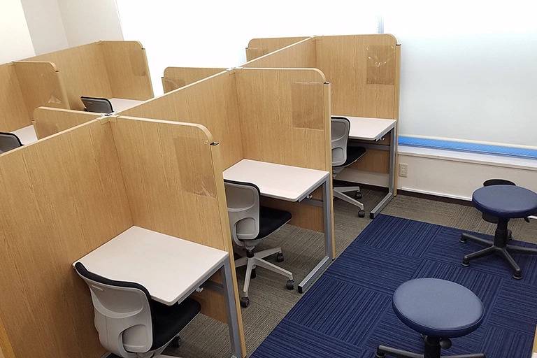 個別指導ブース。演習中も講師がいつも隣にいて、質問がしやすい環境です。