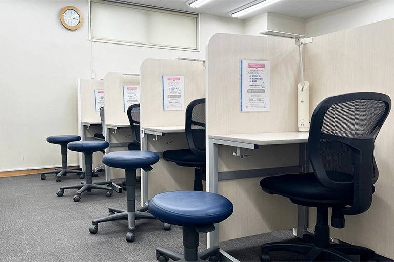 お子さまが集中して学習できる環境を用意してお待ちしています。