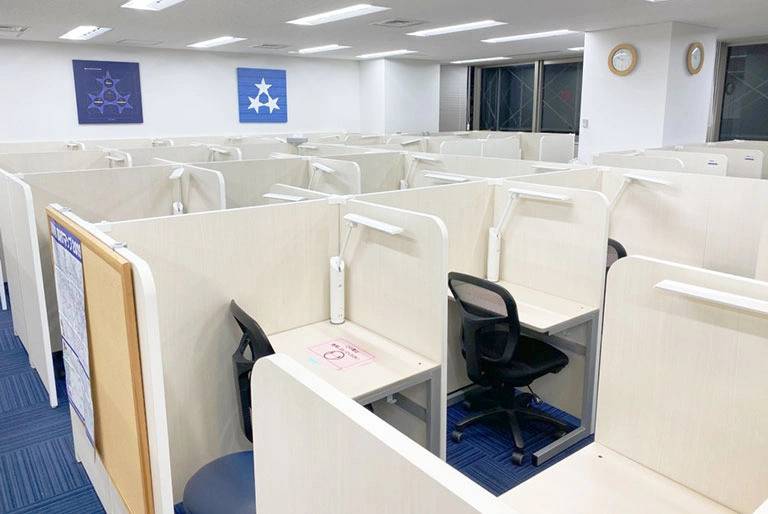 集中しやすいようパーテーションで区切られた授業ブース。