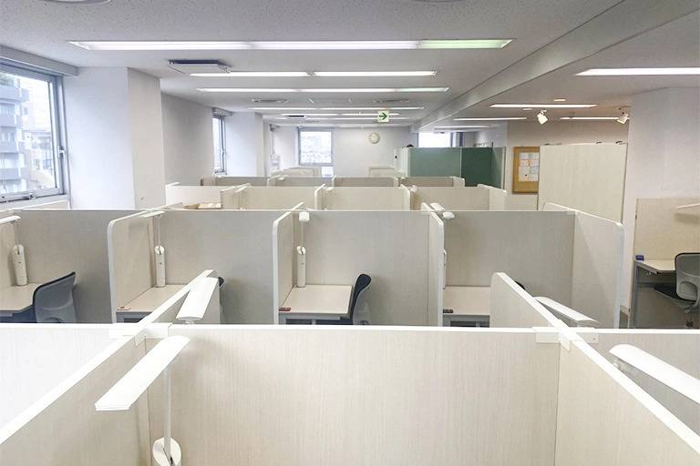 集中しやすいようパーテーションで区切られた授業ブース。