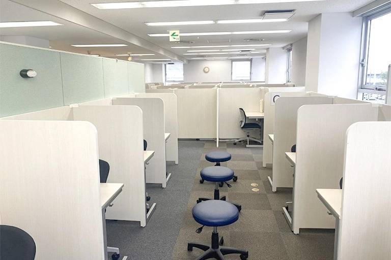 個別指導ブース。演習中も講師がいつも隣にいて、質問がしやすい環境です。