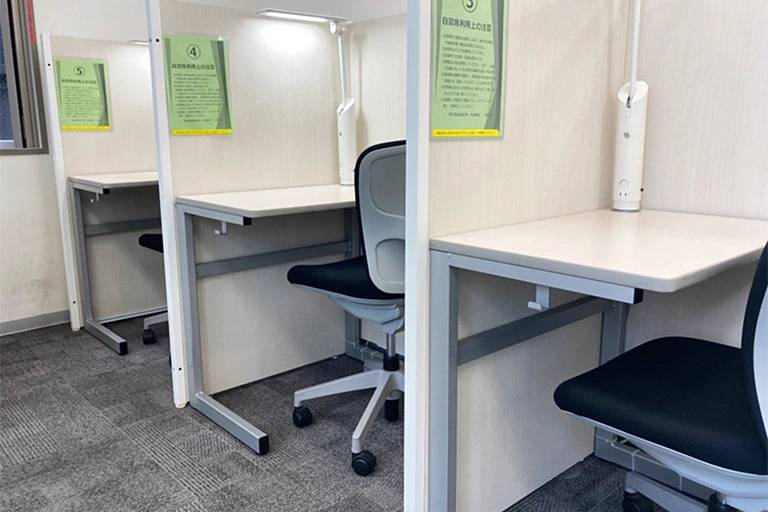 自習席はパーテーションで区切られており、集中しやすいと好評です。