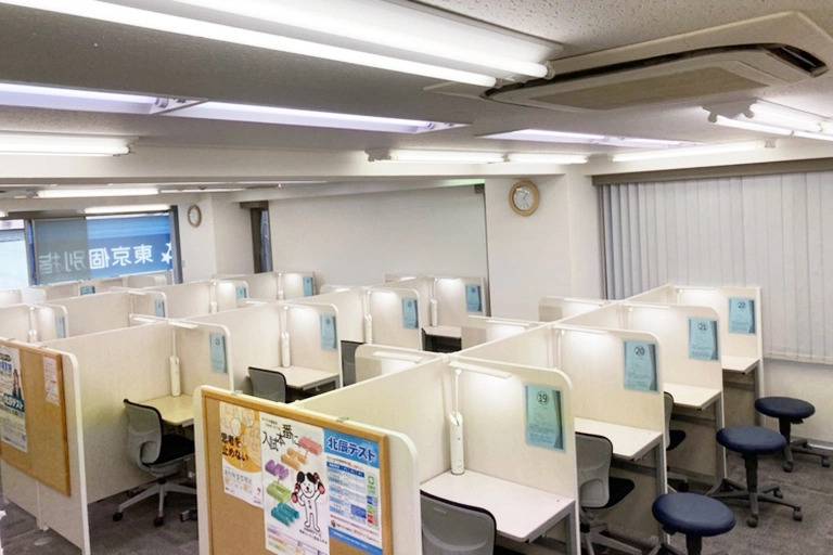 お子さまが集中して学習できる環境を用意してお待ちしています。