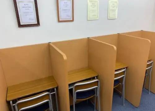 自習室は個別ブースになっていて、教室が空いていればいつでも利用可能！学校の宿題もここでやっていこう♪