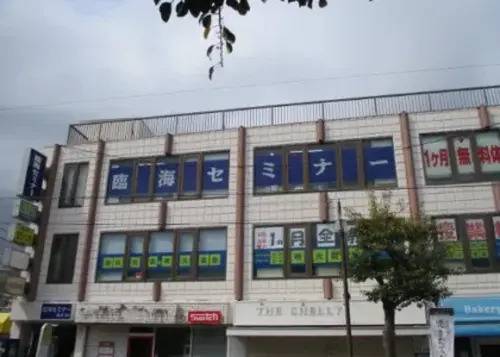 ビルの３Fにございます。