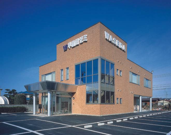 広い駐車場ときれいな校舎でお待ちしています！