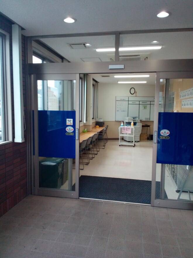 高校生は建物左側が入り口です。