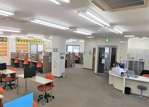 明るく清潔感のある空間で、生徒の様子が一目で見渡せます。