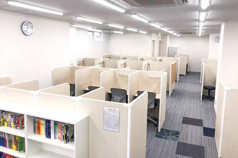 お子さまが集中して学習できる環境を用意してお待ちしています。