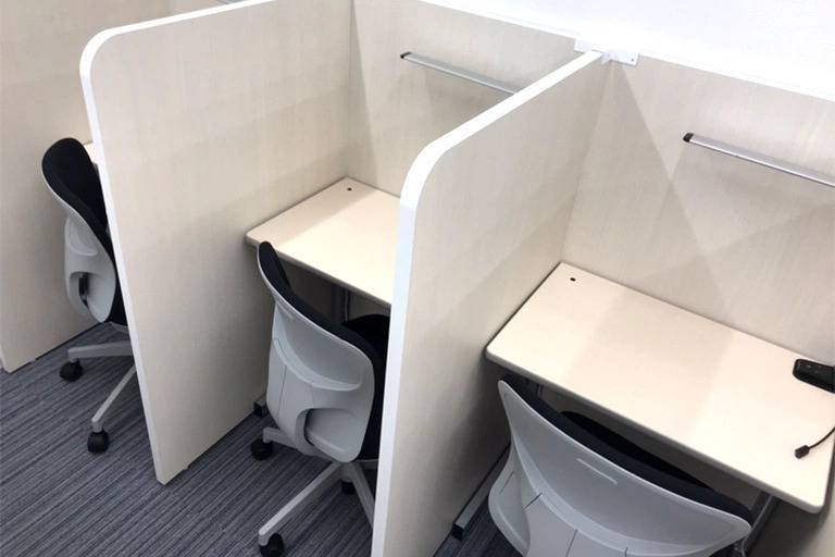 自習スペースは１人ひとり区切られた設計。しっかりと自分の勉強に集中できます！