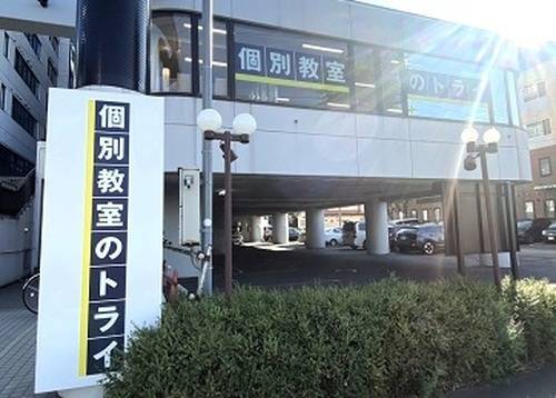 マックスバリュ向かいビルの2階です。