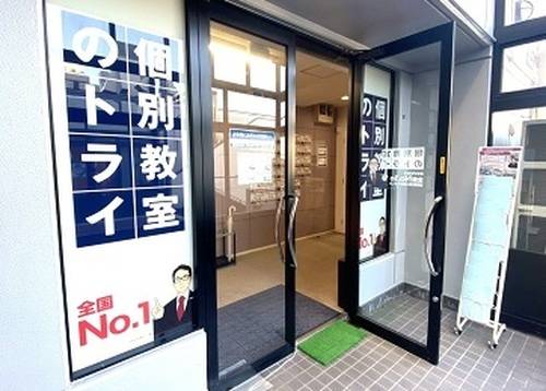 入口前にはパンフレットを常設。お気軽にお立ち寄りください。