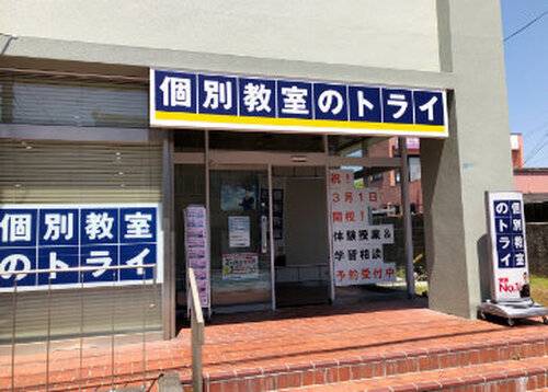 南国市役所斜め前のNTT南国営業所の1Fです。