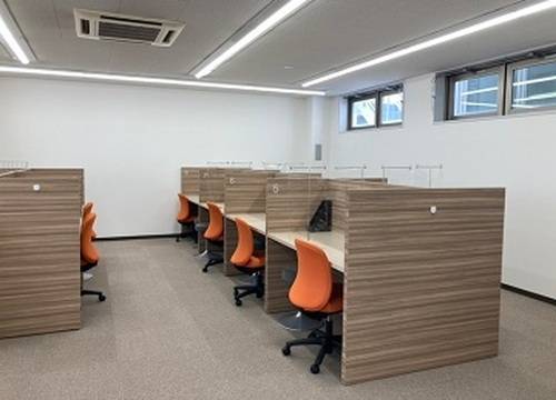 授業ブースの中に飛沫感染防止の仕切りを設けています。